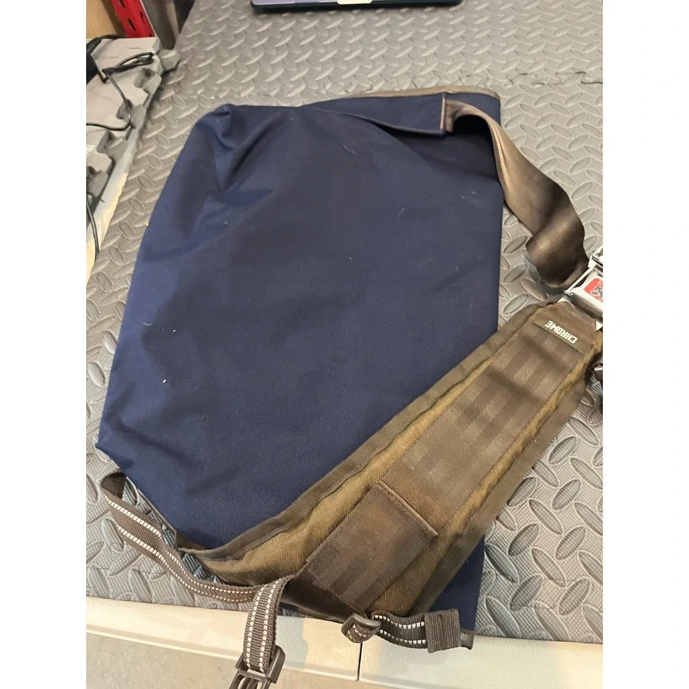 Chrome Industries Messenger Bag Unisex Large Navy Blue Seatbelt Buckle Strap